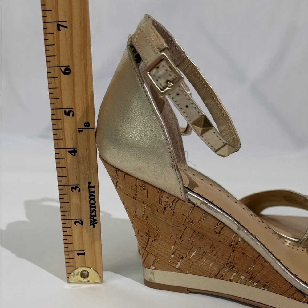 Lilly Pulitzer Sydney Wedge Heel Sandal Size 9.5. Gold Studded Metallic EUC